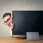 一番副業がバレるのはメルマガアフィリエイト?住所を隠す特電法対策を解説